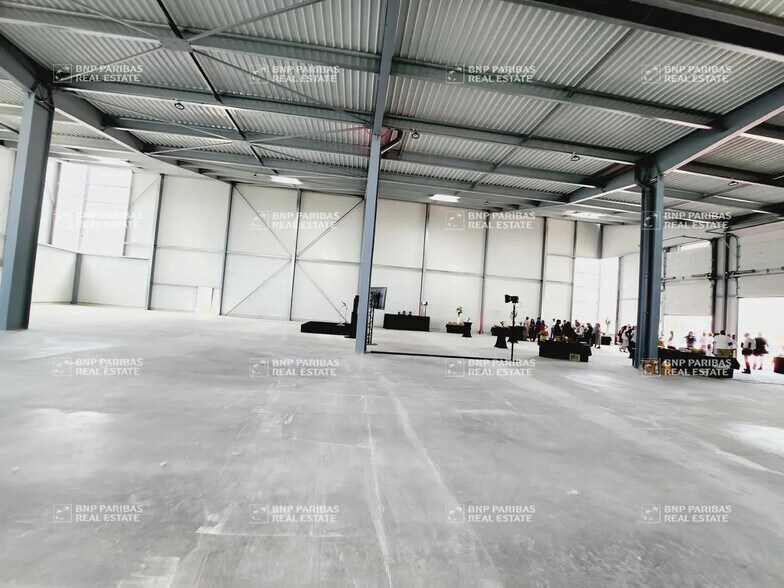 Local d’activités dans Limeil-Brévannes à louer - Photo de l’immeuble – Image 3 sur 9