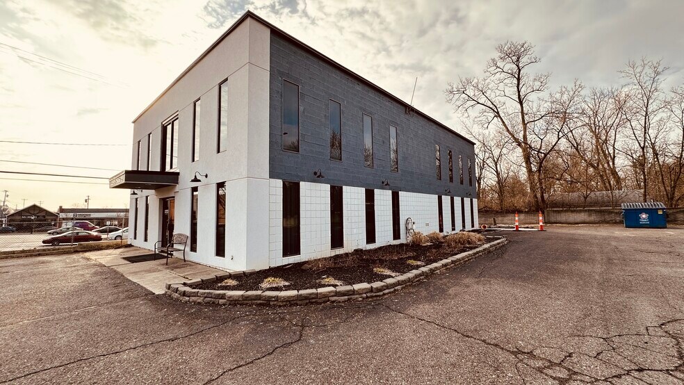 33505 State St, Farmington Hills, MI à louer - Photo de l’immeuble – Image 3 sur 9