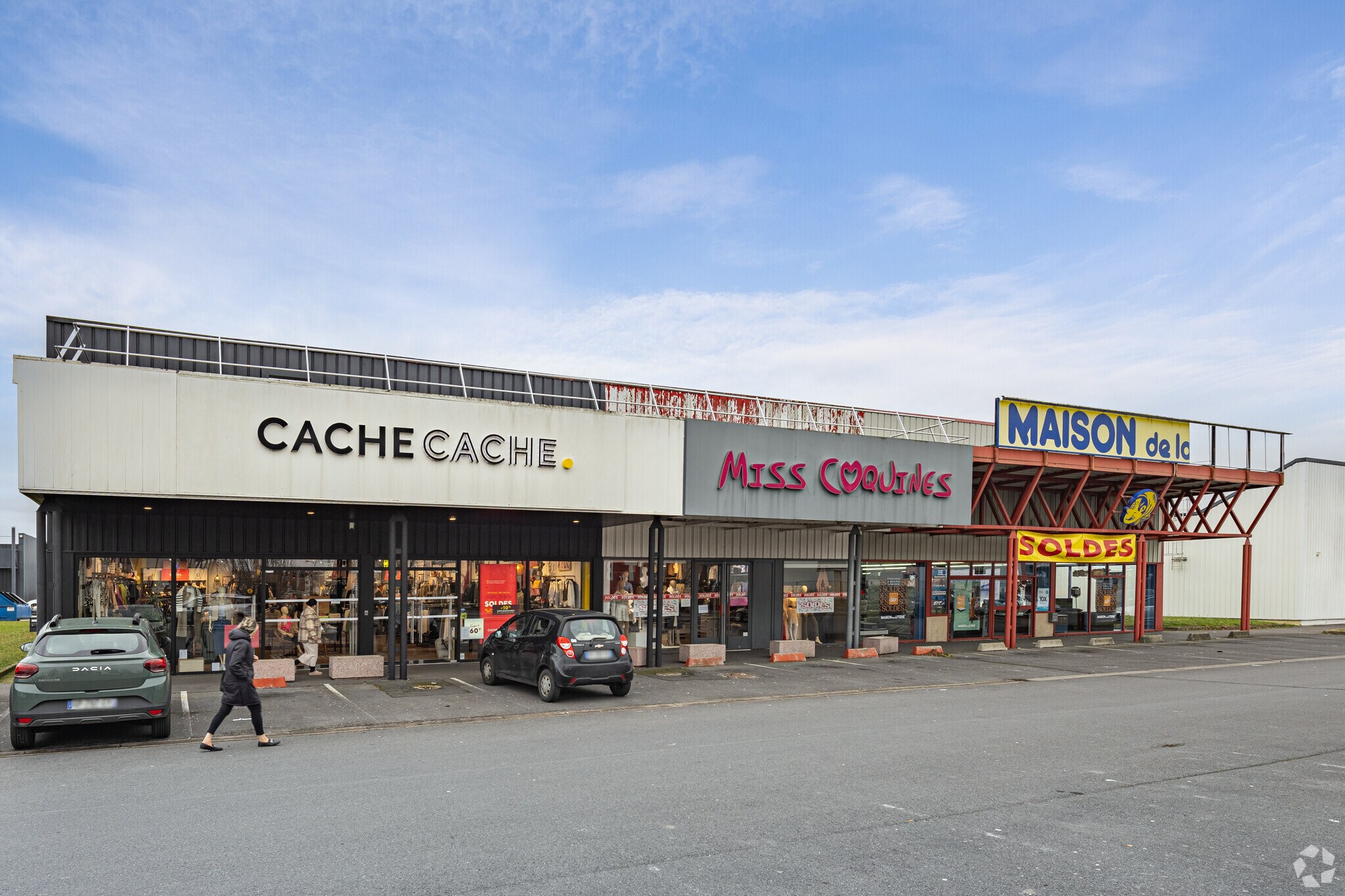 332 Rue De La Revolution Francaise, Saint-Maximin à louer Photo de l’immeuble– Image 1 sur 3