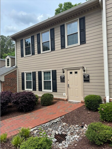 1829 E Franklin St, Chapel Hill, NC à louer - Photo de l’immeuble – Image 3 sur 19