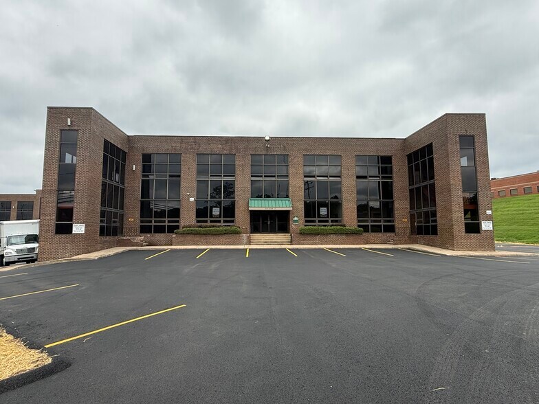 1-208 Azar Ct, Arbutus, MD à louer - Photo de l’immeuble – Image 1 sur 14
