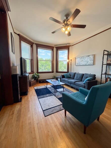 2236 W Augusta Blvd, Chicago, IL à vendre - Photo de l’immeuble – Image 3 sur 9