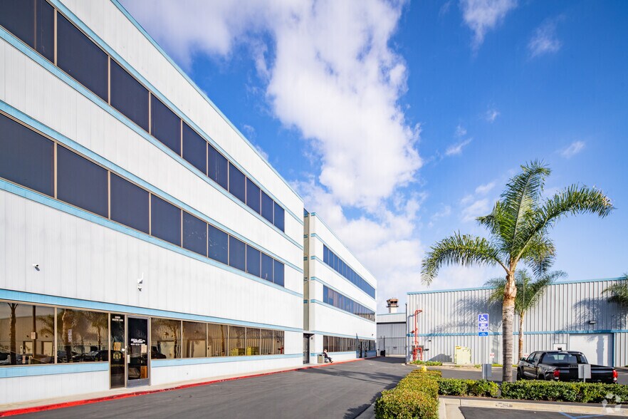 3355 E Spring St, Long Beach, CA à louer - Photo de l’immeuble – Image 2 sur 6