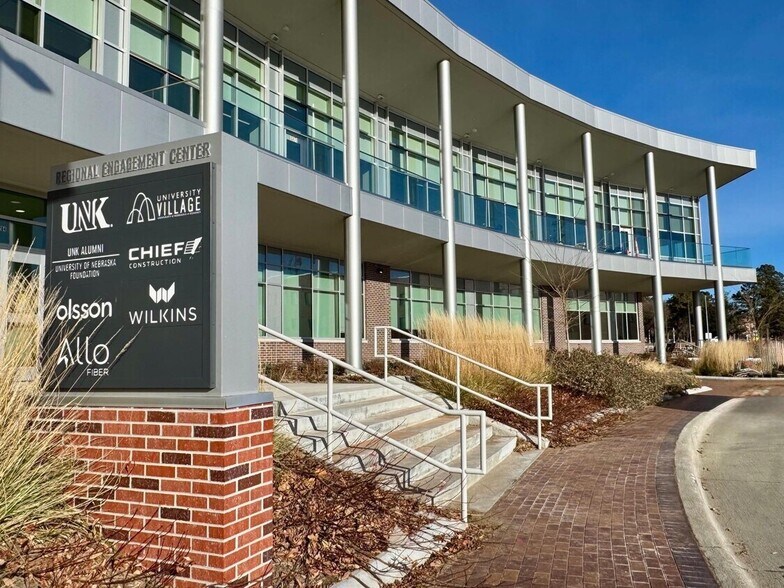 2204 University Dr, Kearney, NE à louer - Photo de l’immeuble – Image 3 sur 16