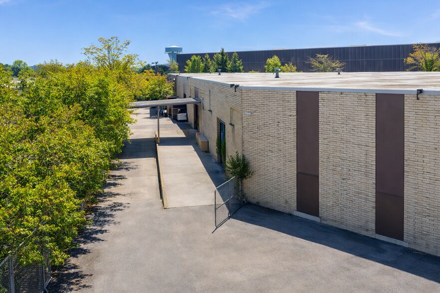 70 Somerset Ave, Hicksville, NY à louer - Photo de l’immeuble – Image 3 sur 6