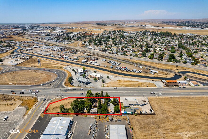 1575 Olive Dr, Bakersfield, CA à vendre - Photo de l’immeuble – Image 2 sur 35
