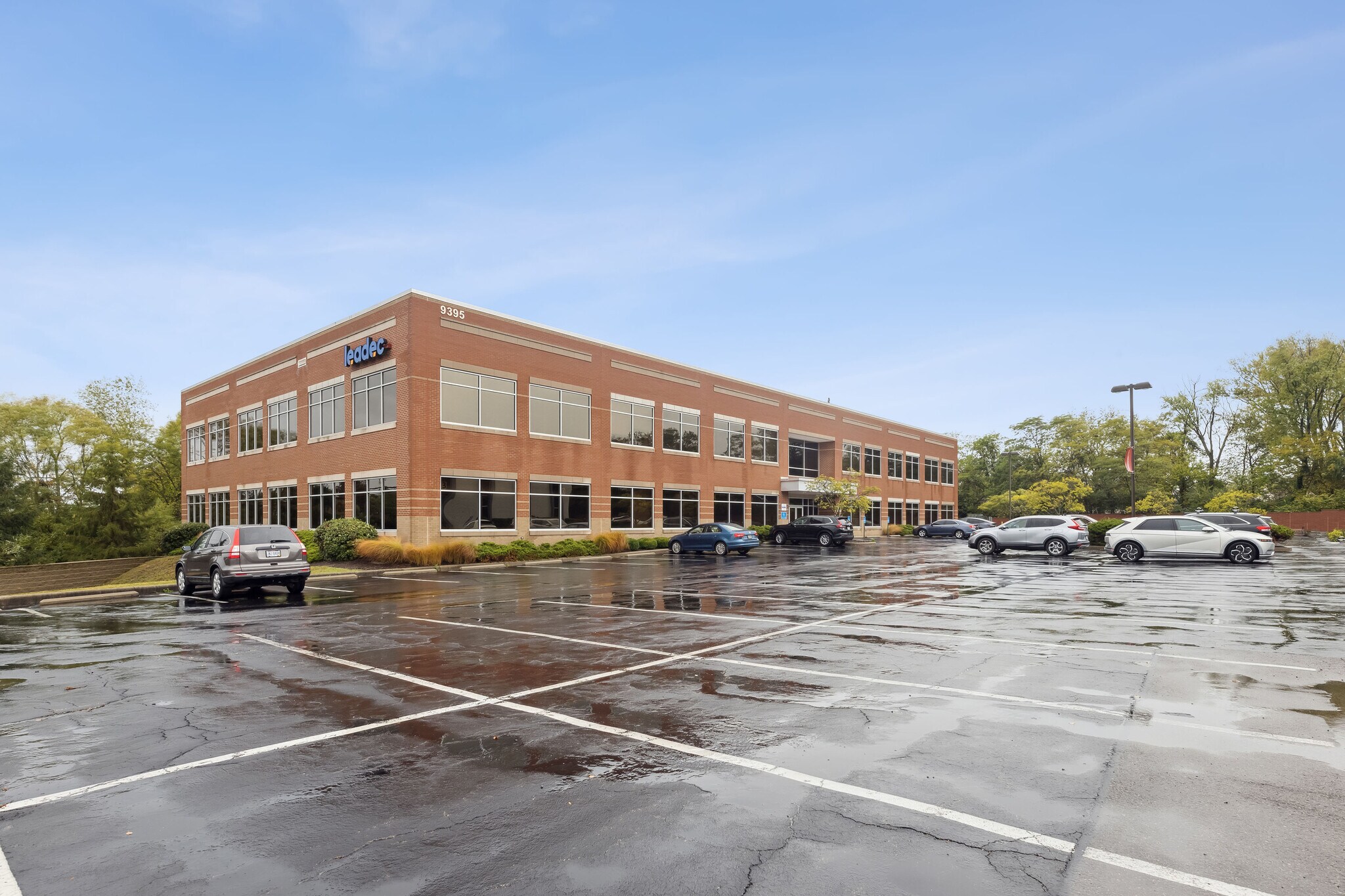 9395 Kenwood Rd, Blue Ash, OH à louer Photo de l’immeuble– Image 1 sur 3