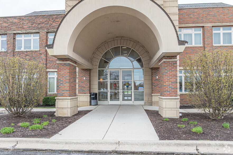 1315 Macom Dr, Naperville, IL à louer - Photo de l’immeuble – Image 2 sur 5