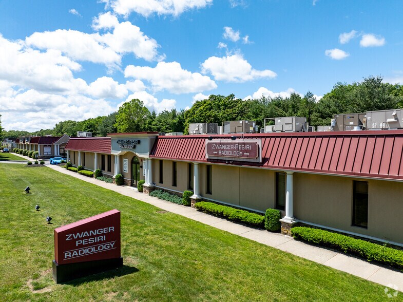 226 N Belle Mead Rd, Setauket, NY à vendre - Photo de l’immeuble – Image 3 sur 11