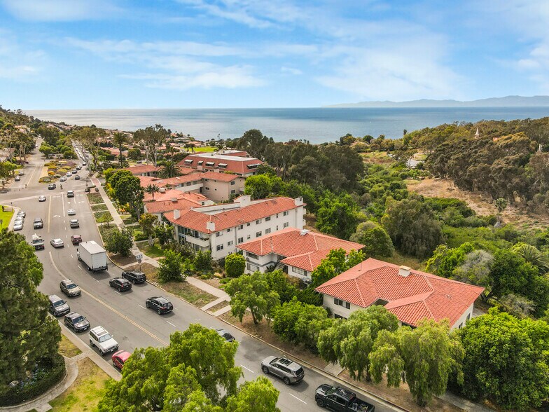 229 Palos Verdes Dr W, Palos Verdes Estates, CA à vendre - Photo de l’immeuble – Image 1 sur 33