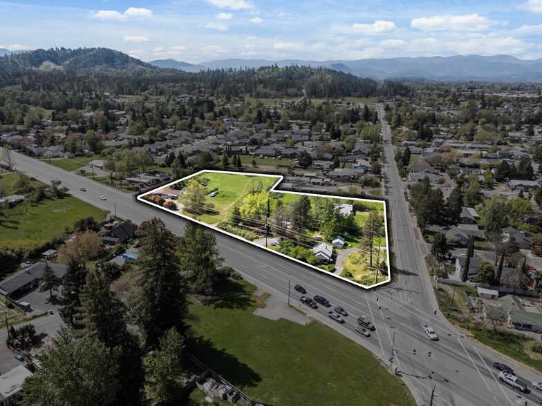 815 W Harbeck Rd, Grants Pass, OR à vendre - Photo principale – Image 1 sur 20