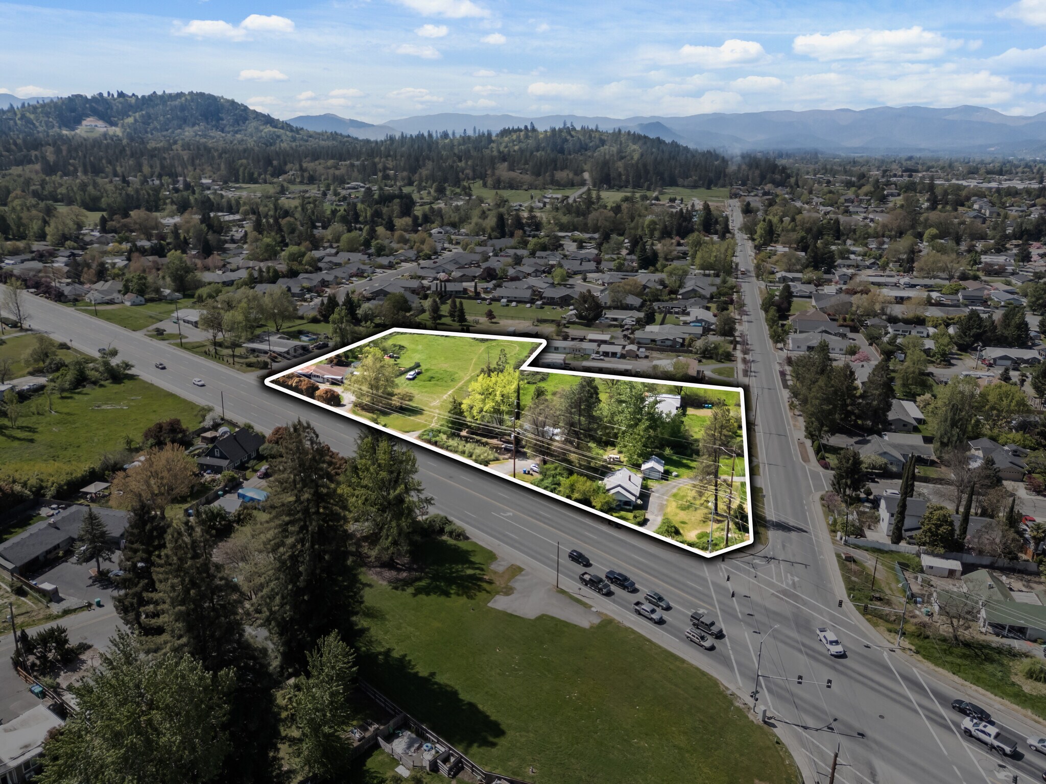 815 W Harbeck Rd, Grants Pass, OR à vendre Photo principale– Image 1 sur 21