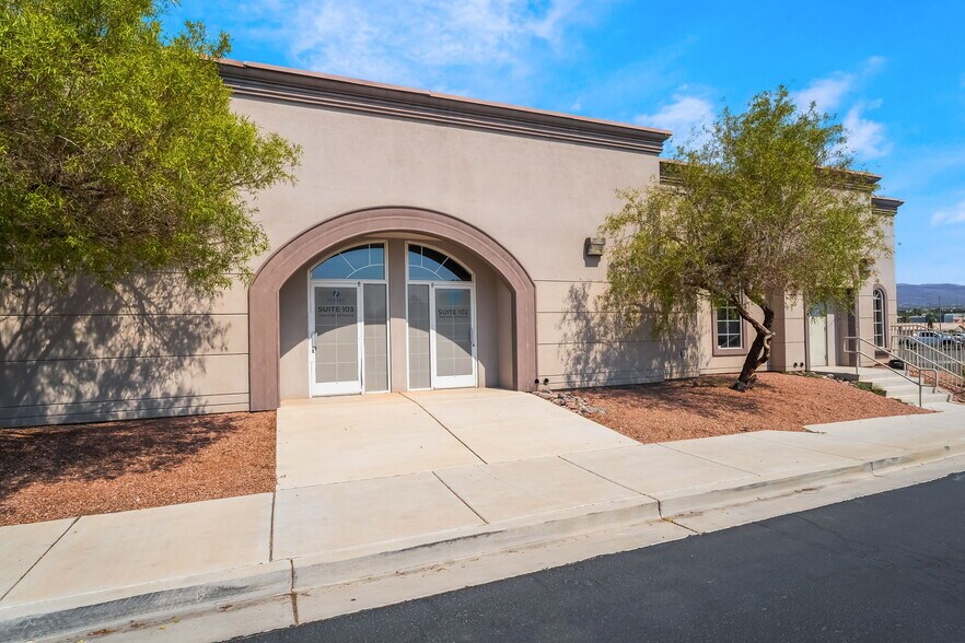 8665 S Eastern Ave, Las Vegas, NV à louer - Photo principale – Image 1 sur 31