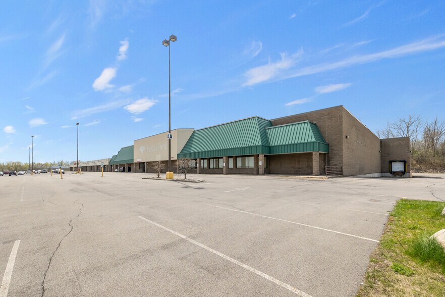 6100-6180 St. Lawrence Centre, Massena, NY à vendre - Photo de l’immeuble – Image 1 sur 7