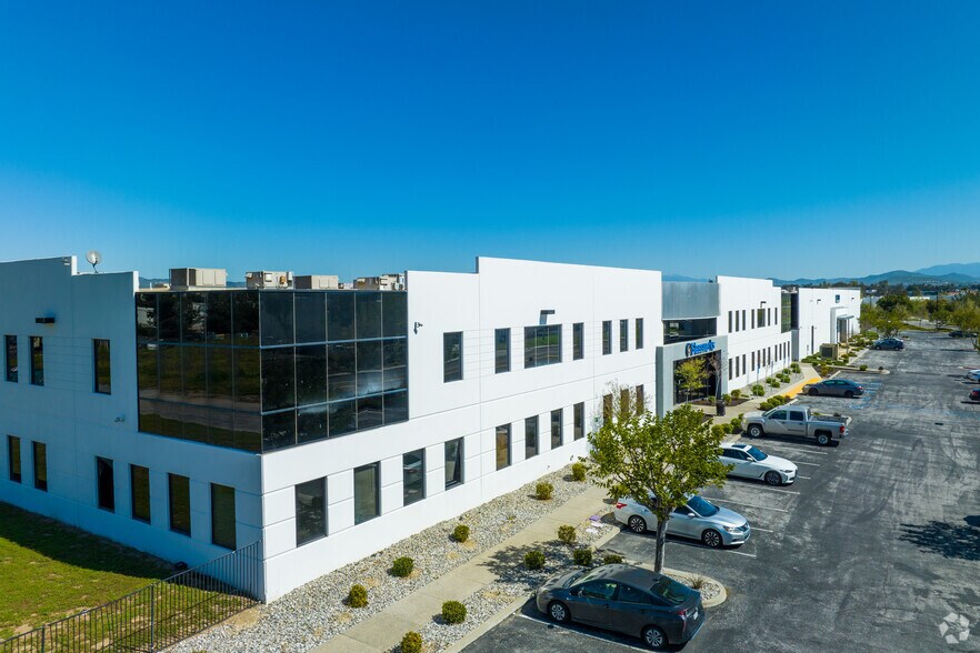 41995 Zevo Dr, Temecula, CA à louer - Photo principale – Image 1 sur 6