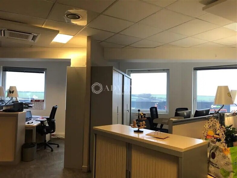 Bureau dans Plaisir à louer - Photo de l’immeuble – Image 3 sur 5