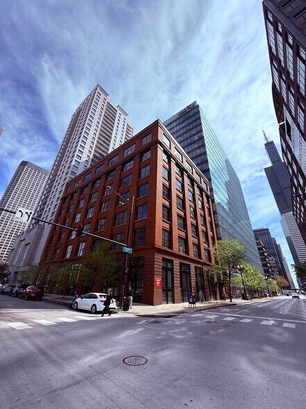 566 W Adams St, Chicago, IL à louer - Photo de l’immeuble – Image 1 sur 20