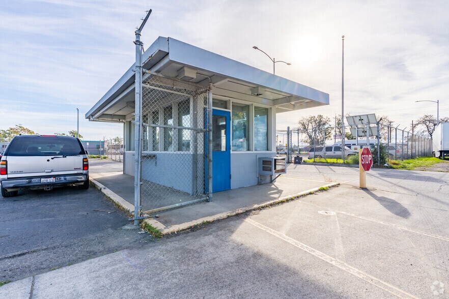 1111 Navy Dr, Stockton, CA à louer - Photo de l’immeuble – Image 3 sur 8