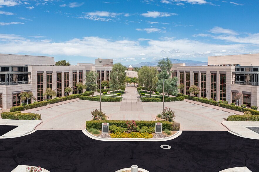 1635 Village Center Cir, Las Vegas, NV à louer - Photo de l’immeuble – Image 3 sur 9