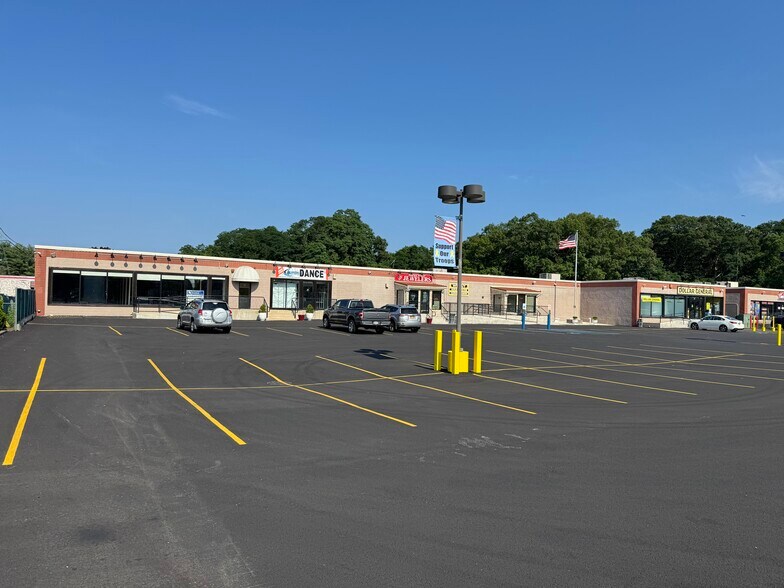 29 Rocky Point Yaphank Rd, Rocky Point, NY à louer - Photo de l’immeuble – Image 3 sur 11