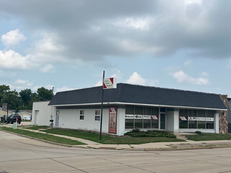 1624 E Wisconsin Ave, Appleton, WI à vendre - Photo de l’immeuble – Image 1 sur 17