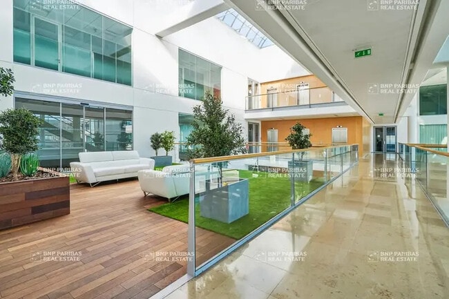 Plus de détails pour 3 Avenue Jeanne Garnerin, Wissous - Bureau à louer