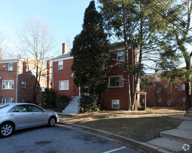 8203 Houston Ct, Takoma Park, MD à vendre - Photo de l’immeuble – Image 3 sur 7