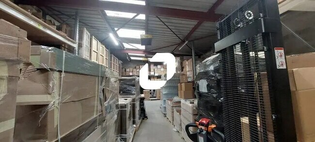 Plus de détails pour Local d'activités à louer