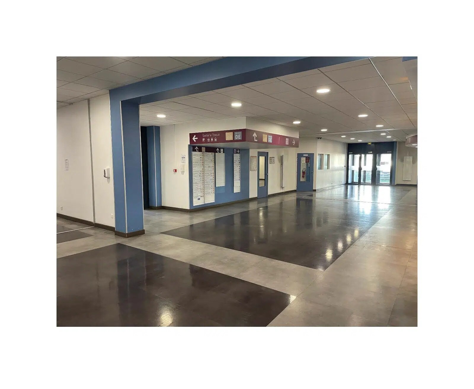 Bureau dans Montigny-le-Bretonneux à vendre Hall d’entrée– Image 1 sur 13