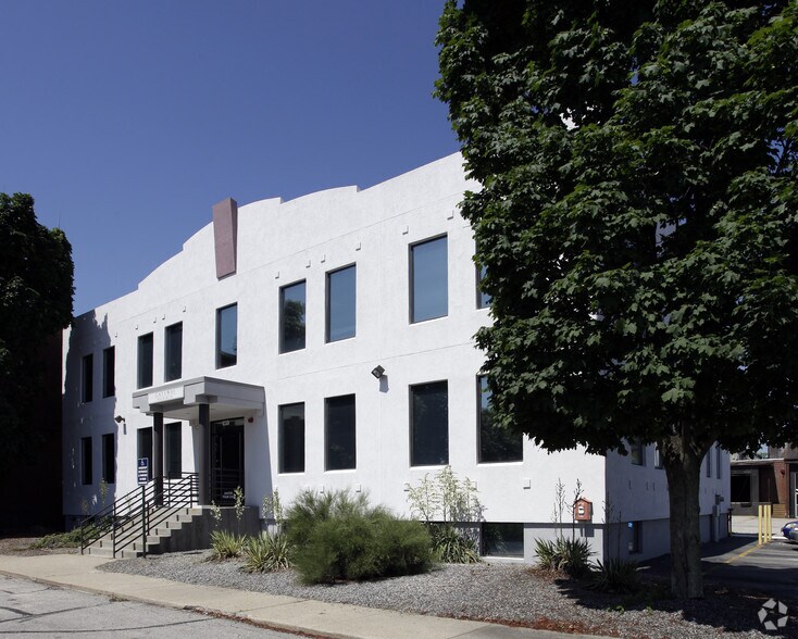 1471 Elmwood Ave, Cranston, RI à vendre - Photo principale – Image 1 sur 17