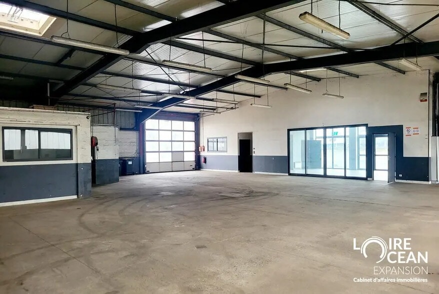 Local d'activités dans à vendre - Photo de l’immeuble – Image 1 sur 7