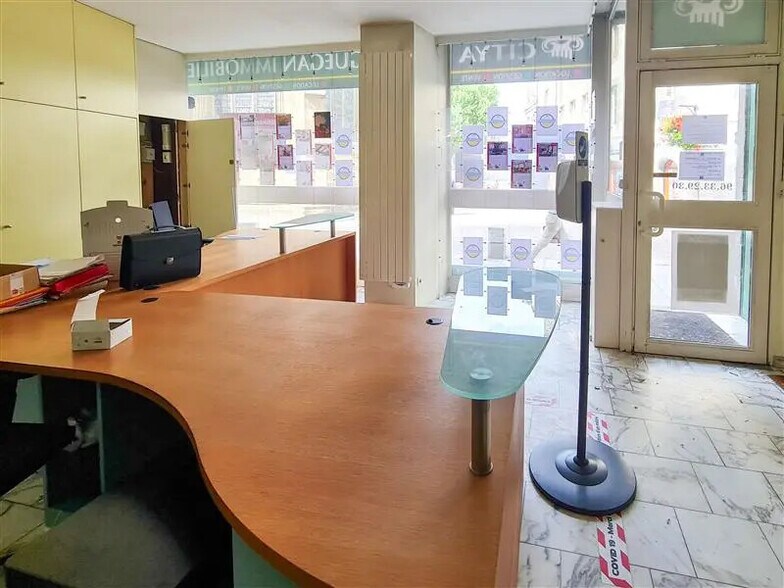 Local commercial dans Saint-Brieuc à louer - Hall d’entrée – Image 3 sur 10