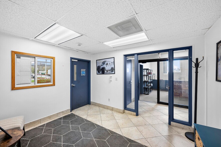 2727 S Beech Daly Rd, Dearborn Heights, MI à louer - Photo de l’immeuble – Image 2 sur 60