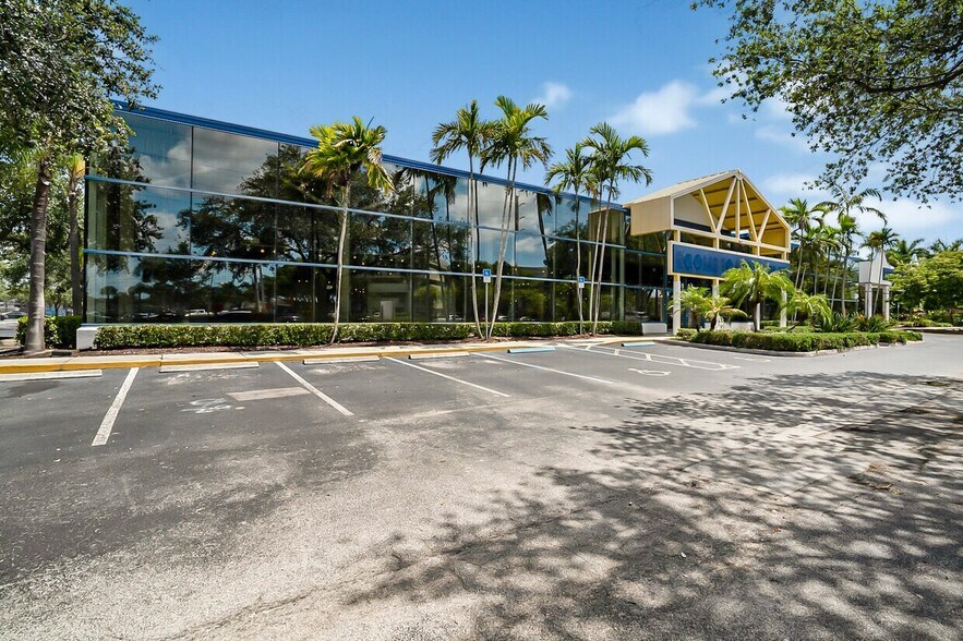 1601-1605 W Oakland Park Blvd, Oakland Park, FL à louer - Photo de l’immeuble – Image 3 sur 12