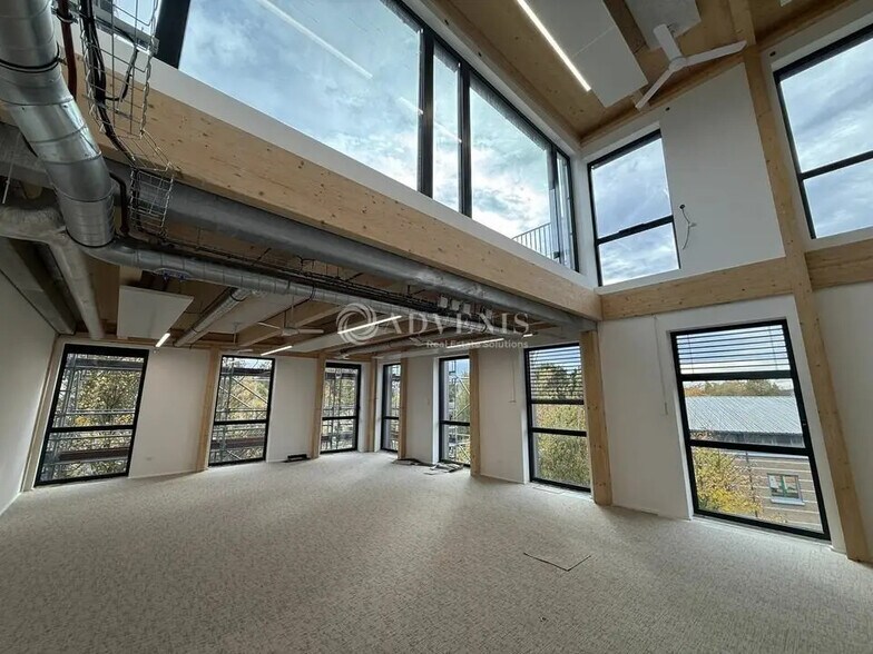 Bureau dans Champs-sur-Marne à louer - Photo de l’immeuble – Image 1 sur 12