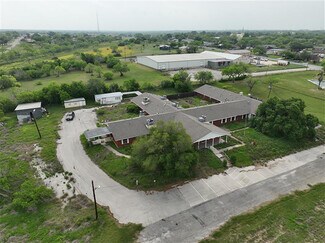 Plus de détails pour 209 Country Club Dr, Karnes City, TX - Médical à louer