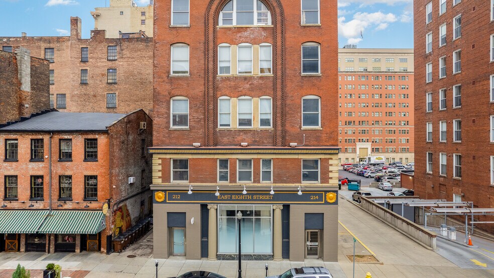 212-214 E 8th St, Cincinnati, OH à louer - Photo de l’immeuble – Image 1 sur 9