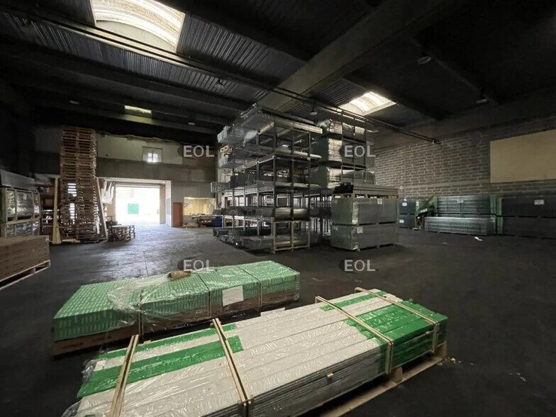 Local d’activités dans Beauchamp à louer - Photo de l’immeuble – Image 2 sur 7