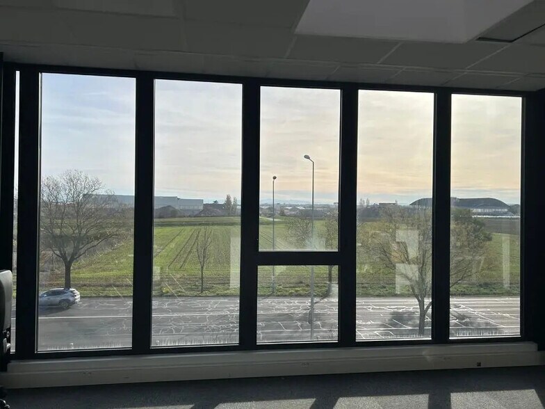 Bureau dans Bron à louer - Photo intérieure – Image 1 sur 6