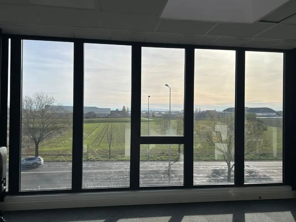 Bureau dans Bron à louer Photo intérieure– Image 1 sur 4