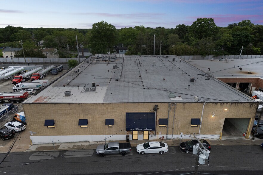 1804 Plaza Ave, New Hyde Park, NY à louer - Photo de l’immeuble – Image 1 sur 13