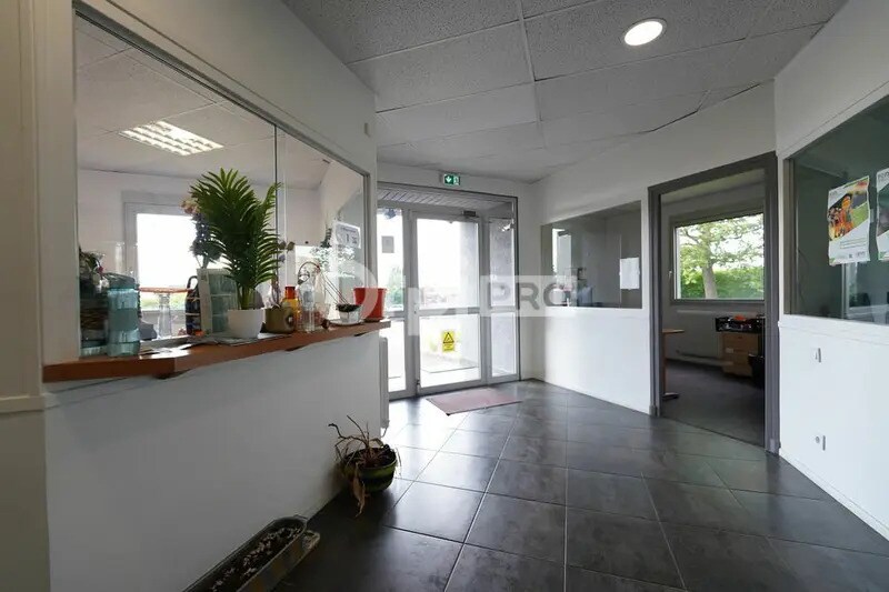 132 Avenue De L'Industrie, Rillieux-la-Pape à louer - Hall d’entrée – Image 2 sur 12