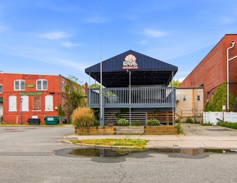 65 E Main St, Riverhead, NY à vendre - Photo de l’immeuble – Image 2 sur 3