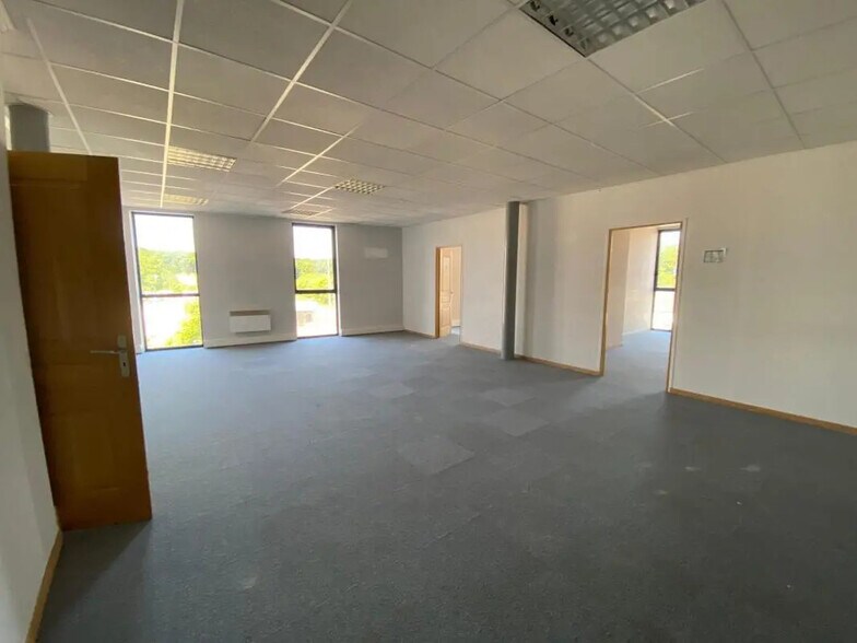 Bureau dans Nogent-le-Phaye à louer - Photo de l’immeuble – Image 1 sur 8