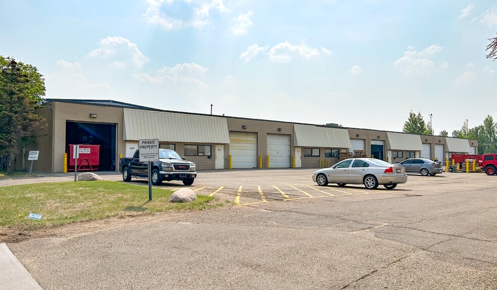 9861-9869 33 Av NW, Edmonton, AB à louer - Photo de l’immeuble – Image 1 sur 4