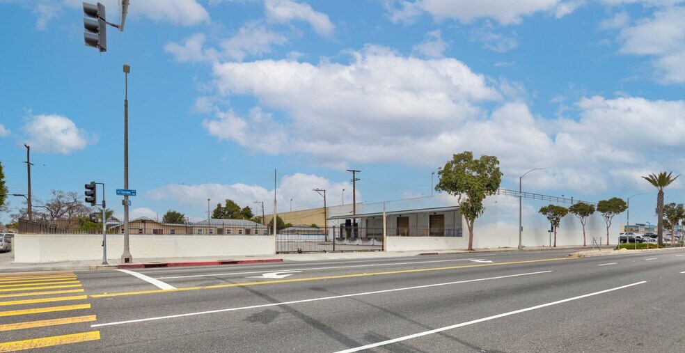 4095 Firestone Blvd, South Gate, CA à louer - Photo de l’immeuble – Image 3 sur 8