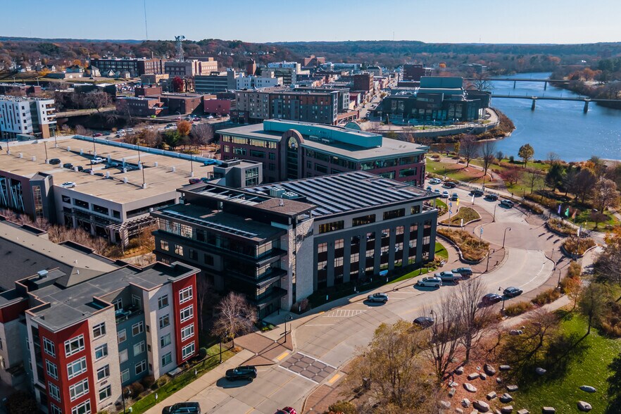 215 Riverfront Ter, Eau Claire, WI à louer - Photo de l’immeuble – Image 3 sur 30