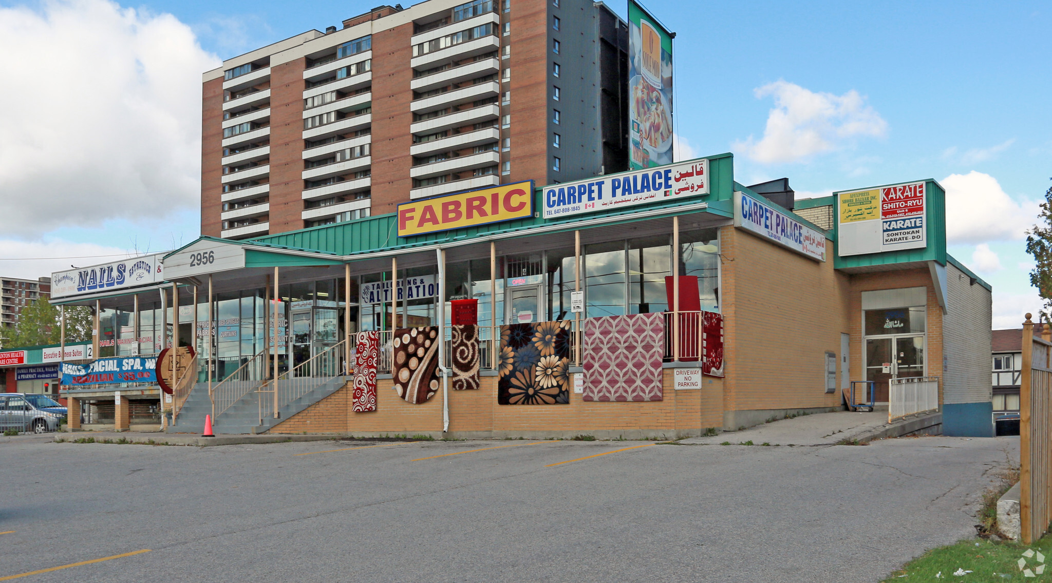 2956 Eglinton Ave E, Toronto, ON à louer Photo de l’immeuble– Image 1 sur 5