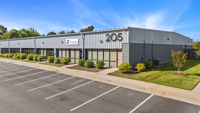 101 Creek Ridge Rd, Greensboro, NC à louer Photo de l’immeuble– Image 2 sur 6