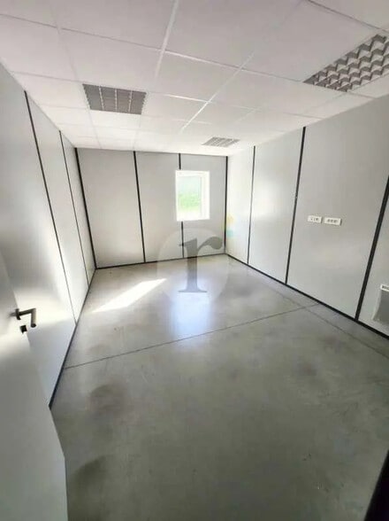 Local d’activités dans Anzin à louer - Photo de l’immeuble – Image 3 sur 4